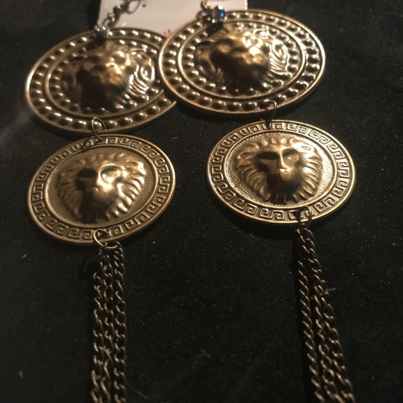 Lion medallion statement earrings - Picture 3 of 5